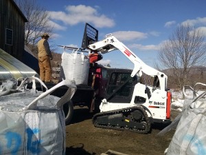 unloading biochar mari skidsteer